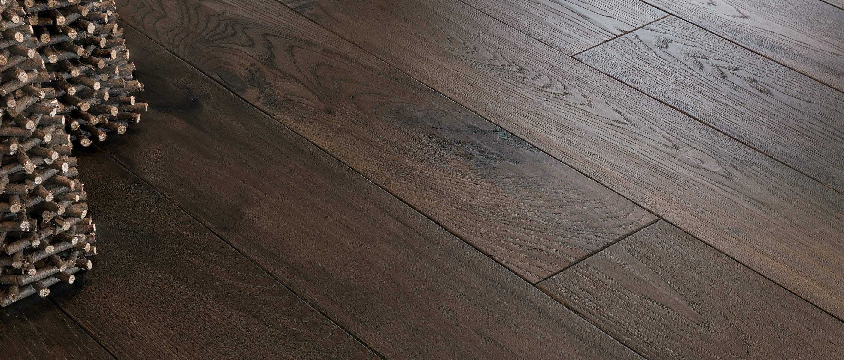 Chi tiết bề mặt gỗ Walnut dưới ánh sáng tự nhiên